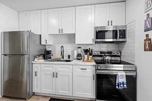 Fridge, microwave, oven, stovetop - East Downtown - Pet-Friendly 1BR |Wi-Fi  | Free Parking<br>Newly Renovated (Houston)