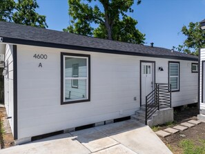 Exterior detail - East Downtown - Pet-Friendly 1BR |Wi-Fi  | Free Parking<br>Newly Renovated (Houston)