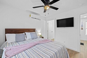 1 bedroom, iron/ironing board, free WiFi, bed sheets - East Downtown - Pet-Friendly 1BR |Wi-Fi  | Free Parking<br>Newly Renovated (Houston)