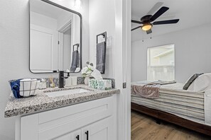 Hair dryer, towels - East Downtown - Pet-Friendly 1BR |Wi-Fi  | Free Parking<br>Newly Renovated (Houston)