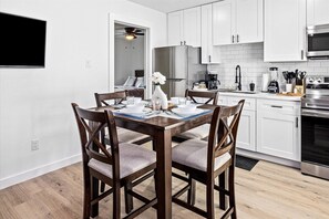 Dining - East Downtown - Pet-Friendly 1BR |Wi-Fi  | Free Parking<br>Newly Renovated (Houston)