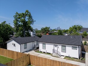 Exterior - East Downtown - Pet-Friendly 1BR |Wi-Fi  | Free Parking<br>Newly Renovated (Houston)
