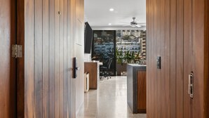 Una cocina moderna con armarios de madera, horno integrado y un amplio ventanal con vistas a la ciudad.