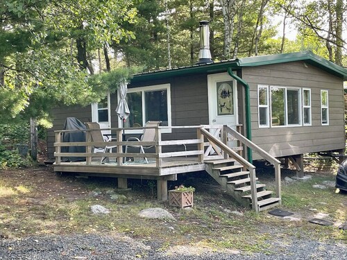 Comfy Lakefront Cabin located 20 minutes North of Kenora Ontario