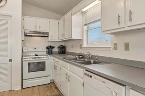 Fridge, microwave, oven, stovetop - Mac's Crab Shack | Ocean Views |Great Location (Dauphin Island)