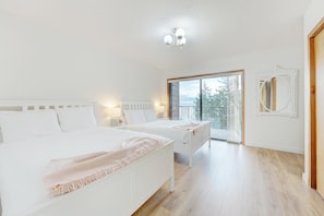 Iron/ironing board, bed sheets
