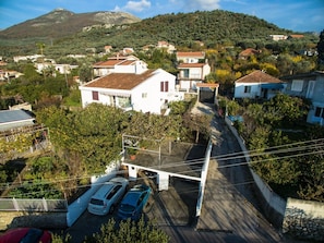 Zona residencial amb cases, un carrer i una muntanya al fons.