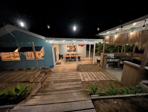 Outdoor dining - Happy Days On The Beach at Bulwer Moretonisland (Bulwer)