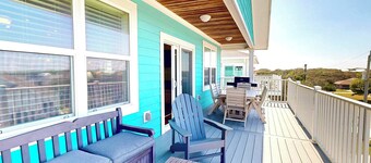 | Azure Haven, Roof top deck, pool & spa
