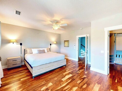 | Azure Haven, Roof top deck, pool & spa
