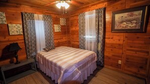 Room - Tranquil 3-bedroom house with AC in charming Citronelle on Escatawpa River. (Citronelle)