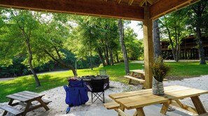 Outdoor dining - Tranquil 3-bedroom house with AC in charming Citronelle on Escatawpa River. (Citronelle)