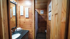 Bathroom - Tranquil 3-bedroom house with AC in charming Citronelle on Escatawpa River. (Citronelle)