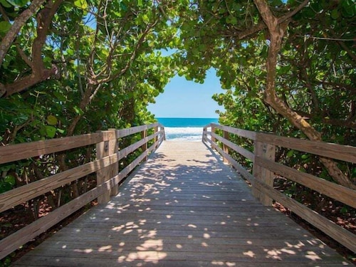 Indialantic Oasis | 2BR, Outdoor Screened-in Patio & BBQ Grill! 🌴🌊