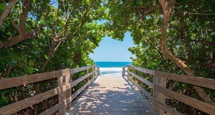 Indialantic Oasis | 2BR, Outdoor Screened-in Patio & BBQ Grill! 🌴🌊