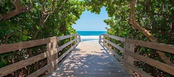Indialantic Oasis | 2BR, Outdoor Screened-in Patio & BBQ Grill! 🌴🌊