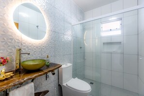 Een douche, handdoeken