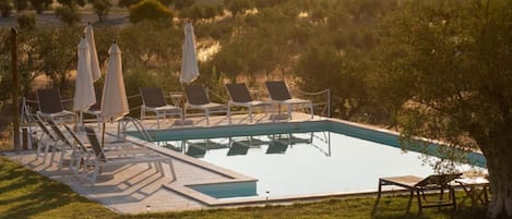 Una piscina al aire libre