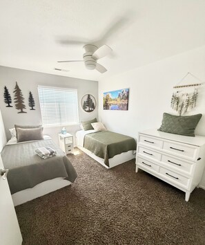Iron/ironing board, WiFi, bed sheets - Spacious family home with game room and fenced  yard. (Chico)