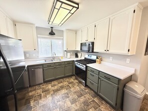 Private kitchen - Spacious family home with game room and fenced  yard. (Chico)