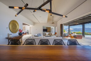 Ein modernes Interieur mit Essbereich, Sitzgelegenheiten und Blick ins Freie.
