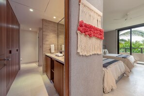 Ein modernes Badezimmer mit einem Holzlagerflächenmöbel, einem großen Spiegel und einem Handtuchhalter.