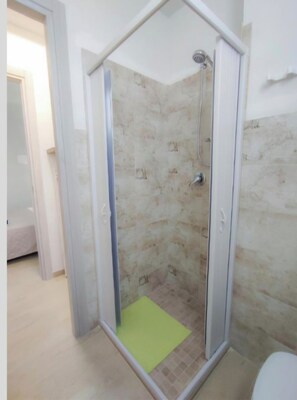 Condo clásico, vista al jardín | Baño