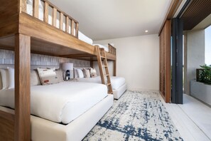 Ein modernes Schlafzimmer mit Etagenbetten, einer Himmelsleiter, einem Nachttisch und einem großen Fenster.