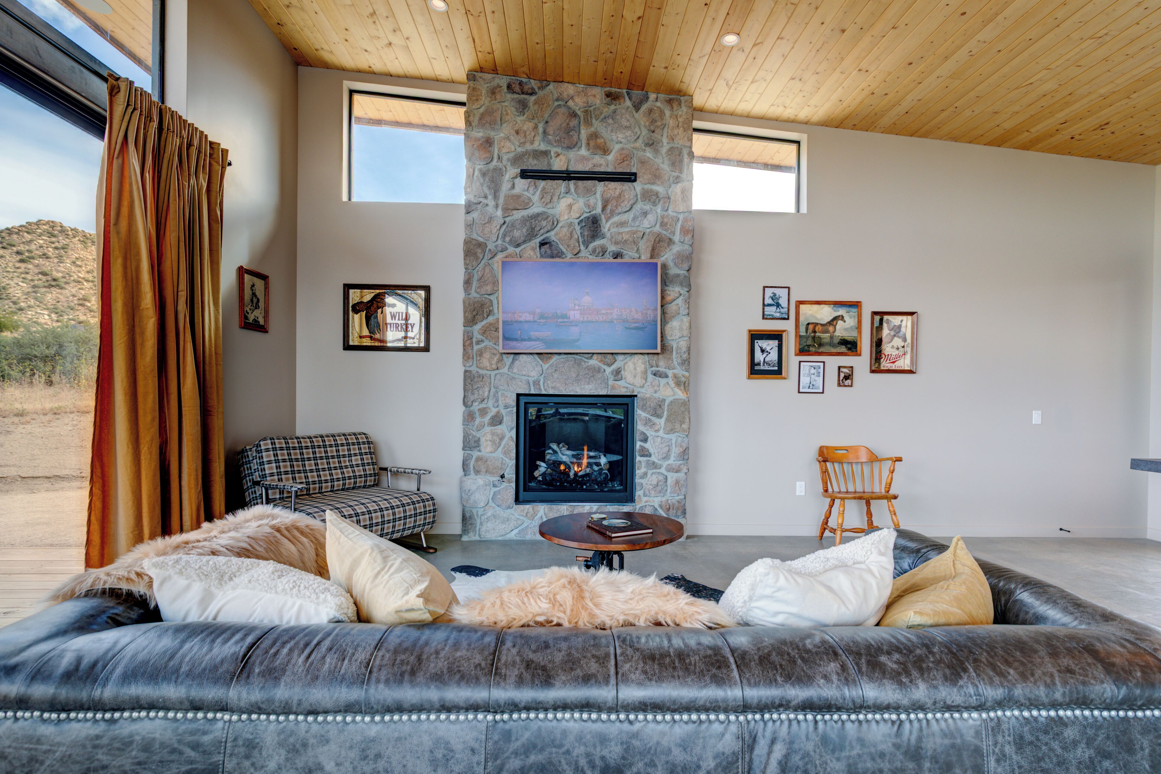 TV, fireplace