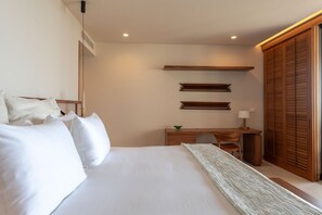 Ein Schlafzimmer mit einem Bett, einem Schreibtisch und einem Kleiderschrank.