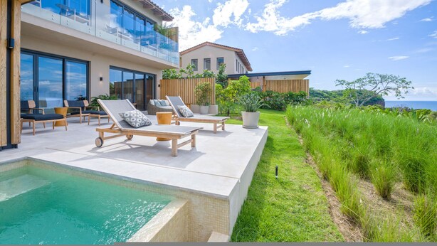 A modern house with a swimming pool, outdoor seating, and a view of the ocean. - Villa Cielo Azul in Punta Mita (Punta de Mita)