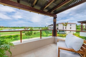 A balcony with a view of a golf course and a building. - Condo Nova in Punta Mita (Punta de Mita)