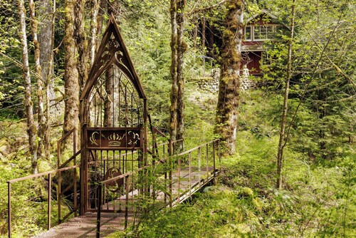 Waterfront lodge on 24 acres with patio & fireplace