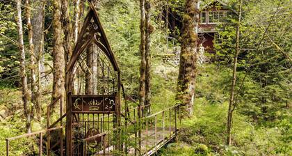 Waterfront lodge on 24 acres with patio & fireplace