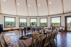 Games room - Mountain Retreat with Stunning Views (Bend)