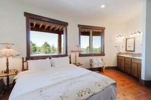 Iron/ironing board, WiFi, bed sheets - Mountain Retreat with Stunning Views (Bend)