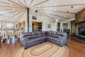 TV - Mountain Retreat with Stunning Views (Bend)