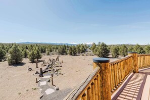 Property grounds - Mountain Retreat with Stunning Views (Bend)
