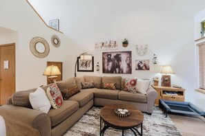 Televisión, chimenea y oficina 