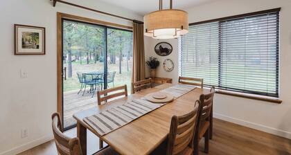 3BR Townhouse Near SHARC & Village - Dog Friendly