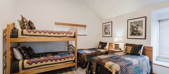 3BR Townhouse Near SHARC & Village - Dog Friendly