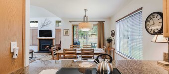3BR Townhouse Near SHARC & Village - Dog Friendly