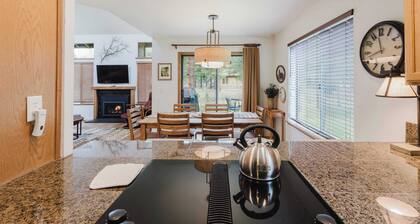 3BR Townhouse Near SHARC & Village - Dog Friendly