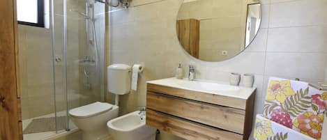 Departamento, 1 habitación, patio, vista al jardín | Baño