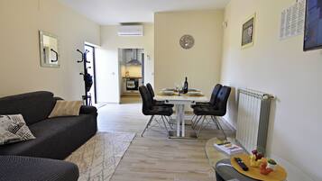 Apartment, 1 Schlafzimmer, Terrasse, Gartenblick | Wohnzimmer