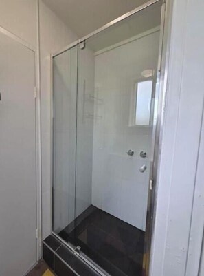 Shower, hair dryer, towels, soap - Lakefront Loch Sheldrake 5br Retreat Catskill (Loch Sheldrake)