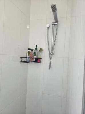 Shower, hair dryer, towels, soap - Lakefront Loch Sheldrake 5br Retreat Catskill (Loch Sheldrake)
