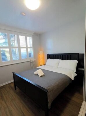 Iron/ironing board, WiFi, bed sheets - Lakefront Loch Sheldrake 5br Retreat Catskill (Loch Sheldrake)