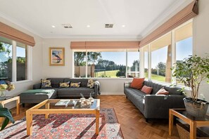 TV, fireplace, ping pong, books - Wingana Homestead - Scenic Views, Bundanoon (Wingecarribee)