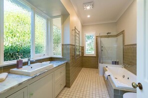 Hair dryer, towels, soap, shampoo - Wingana Homestead - Scenic Views, Bundanoon (Wingecarribee)